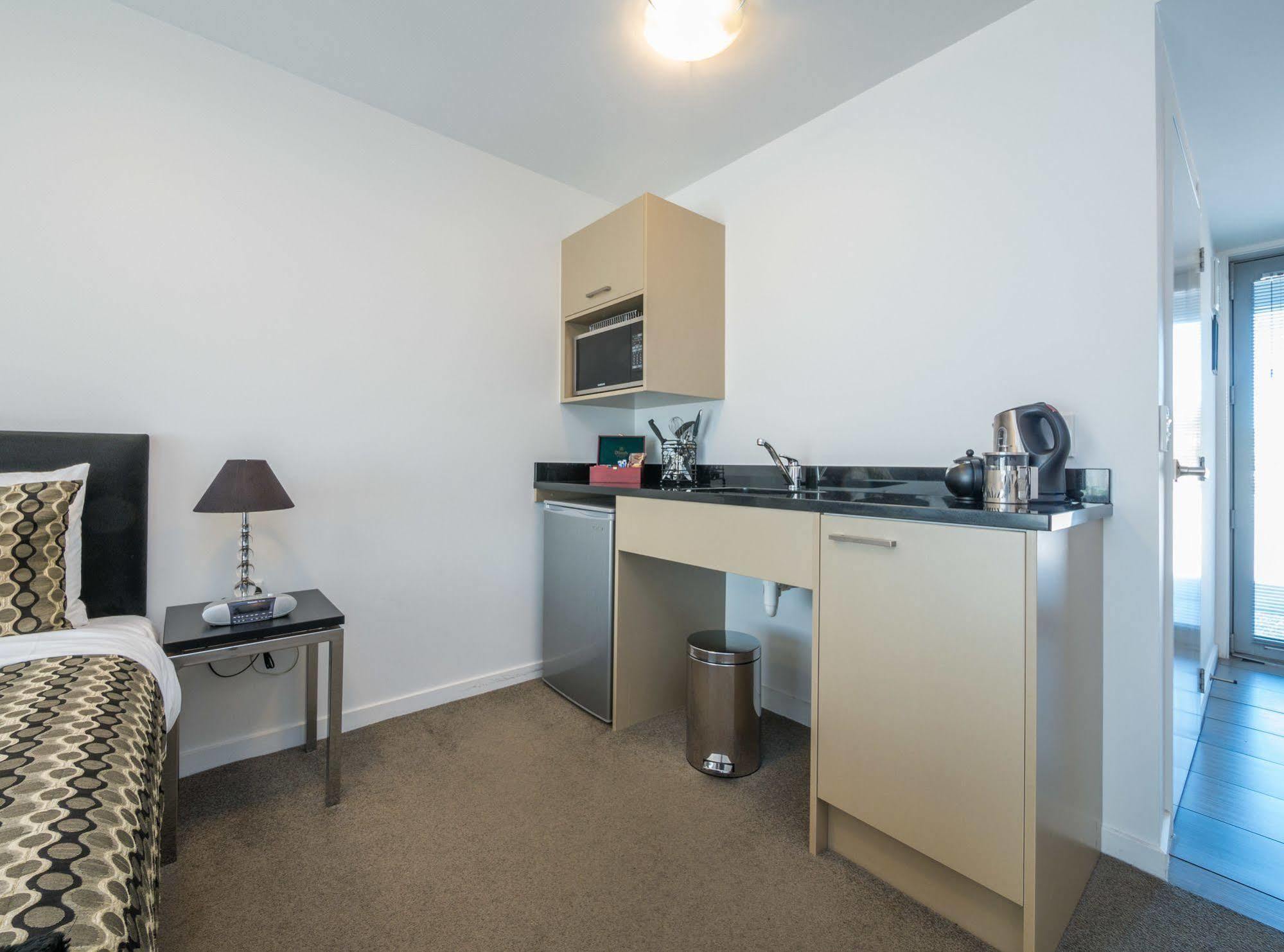 Bellano Motel Suites Christchurch Extérieur photo A kitchenette in a studio apartment