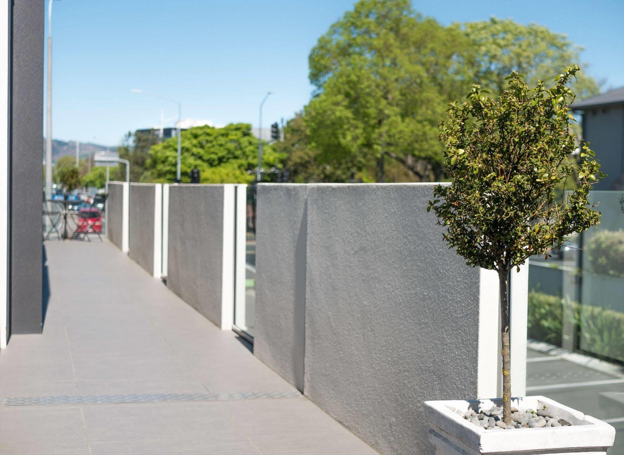 Bellano Motel Suites Christchurch Extérieur photo A tree in a planter box